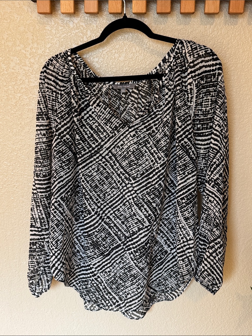 Daisy Fuentes Black & White Geometric Long-Sleeve Top
